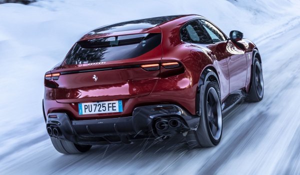 Базиран на същата платформа като Ferrari Roma, но оборудван с AWD и V12 с мощност 715 к.с., този superSUV може да ускорява от 0 до 100 км/ч за 3.3 секунди, достигайки максимална скорост над 310 км/ч, което го прави най-бързия серийно произведен SUV с атмосферен двигател.