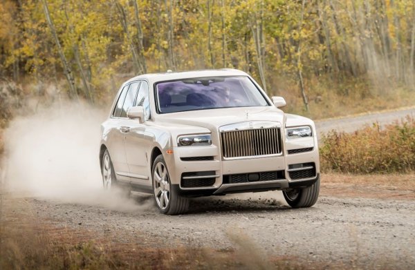 Доста изненадващо, Rolls-Royce не навлезе в сегмента на SUV до моделната 2018 година, но когато го направи, прочутият британски производител разработи модел, достоен за неговия престиж. Наречен Cullinan, първият SUV на Rolls-Royce е базиран на модулната платформа "Architecture of Luxury", която дебютира с Phantom VIII.