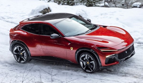 Ferrari изследва нови сегменти през последните години и докато най-новият експеримент, първият Ferrari EV, наречен Luce, беше приет негативно, първият SUV на компанията беше съвсем различна история. Първоначално представен през 2022 и пуснат в производство около година по-късно, Purosangue се конкурира с модели като Lamborghini Urus или Aston Martin DBX.

Въпреки че технически е кросоувър SUV, производителят го нарича Ferrari Utility Vehicle, защото, ами, иска да бъде по-специален, отколкото всъщност е. Това не пречи на Purosangue да бъде наистина специален, тъй като е най-практичното четириместно Ferrari в историята и предлага впечатляващо представяне за своя сегмент.
