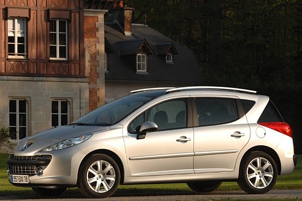 Втората генерация на малкото комби е значително по-голяма