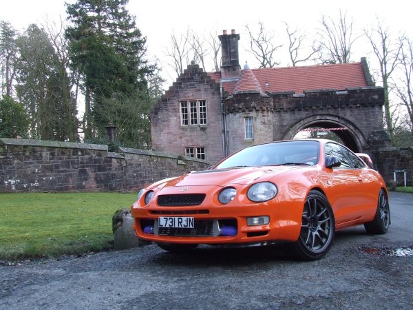 Колата се захранва от 2.0 литров турбо-мотор, който доставя между 239 и 255 конски сили.