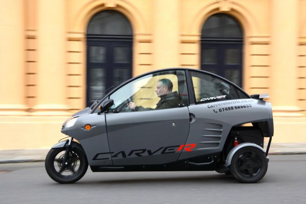 Крис ван ден Бринк, дизайнерът на Carver, искашда съчетае комфорта и устойчивостта на атмосферни влияния на автомобила с маневреността на мотоциклета. По този начин той позволява на основната част на тялото да се върти от една страна на друга като велосипед, докато задната част с две колела остава изправена. 

Това описание диктува тандемно двуместно оформление, за да се гарантира, че Carver остава достатъчно тесен, за да постигне 45-градусовите ъгли на накланяне, необходими за завиване. Мощността идва от 660-кубиков, четирицилиндров двигател с мощност 65 к.с., който може да ускори до 190 км/ч.