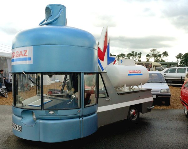 Французите винаги са имали склонност към необичаен стил на превозни средства, но дори и по техните стандарти автомобилът Butagaz се откроява. Бяха направени седем от тези превозни средства, всяко от които изглеждаше качено на Simca 1000, за да осигури задвижването, и с модифицирано управление, за да позволи на водача да седи по-напред.

Автомобилите Butagaz са произведени като част от традицията на промоционалните превозни средства, които съставляват &bdquo;Тур дьо Франс&ldquo;, който се провежда в страната всеки юли. За да са сигурни, че колите на Butagaz ще бъдат забелязани в това меле, всяка има високоговорители над кабината, за да издава рекламни съобщения