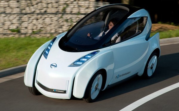 Nissan е проучил много необичайни начини за подобряване на автомобила и Land Glider беше друг опит в това търсене. Заради електрическото си задвижване Land Glider беше обявен за градски автомобил с нулеви емисии, който излезе преди Renault Twizy. За разлика от френската машина Nissan използва дизайн на накланящо се колело, за да имитира накланянето на мотоциклет, което се брои срещу всякаква реална перспектива той да бъде пуснат в производство.