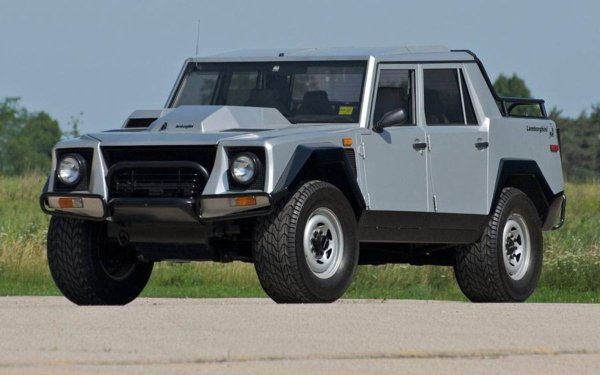 LM002 е един от няколкото много мощни офроуд-камиона, създадени от Lamborghini в миналото, и единственият, който влезе в производство преди пристигането на Urus през 2017 г. Особено ъгловата каросерия на LM002 крие голям V12 двигател, който задвижва четирите колела. Меко казано, това не беше точно нещото, което Land Rover създаваше по същото време.

Ако-офроуд камион изглежда странно нещо за производител на спортни автомобили, не забравяйте, че Lamborghini първоначално произвеждаше селскостопански трактори и LM002 можеше да бъде камион за американската армия, но вместо това договорът отиде при Hummer.