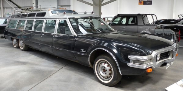 Летенето беше бляскаво и ексклузивно през 60-те години на миналия век и пътуването започна много преди да се качите на самолет. Поне това беше теорията, която задейства създаването на всякакъв вид много големи и често странни &bdquo;летищни коли&ldquo;, на които Jetway 707 е може би въплъщение.

Вместо да се базира на комби или лимузина, създателите му започнаха с личен автомобил Oldsmobile Toronado. И все пак отличителната характеристика на Toronado, неговата архитектура с предно задвижване, имаше известен смисъл в направата на лимузина, но все още трябваше да се свърши адски много работа, за да се направи тази дълга 853 см кола, способна да превозва 12 до 15 души. Бяха направени 52 и шепа оцеляват днес.