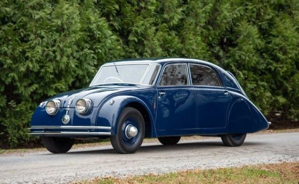 Може да изглежда странно за днешните очи, чехословашката Tatra T77 трябва да е изглеждала необикновено, когато се появява за първи път през 1934 г., изпъквайки като една от първите коли, проектирани с мисъл за аеродинамиката. Тя получава монтиран отзад 3,0-литров V8 двигател с 60 к.с., като по-късно мощността е увеличена до 75 к.с.  Цената обаче се оказва прекалено висока и от модела са продадени само 196 бройки, като  до наши дни оцеляват само няколко. Една от тях беше продадена на търг в САЩ през март 2023 г. за 390 000 долара.