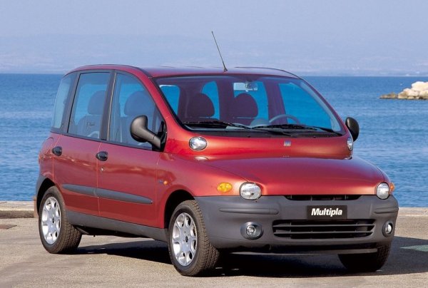 Първият Fiat, носещ името Multipla, е 600 Multipla от 1956 г. Малка машина с дължина 3531 мм, която теоретично може да превозва шест души и с основание може да претендира, че е първият MPV в света. Multipla от 1998 г. също беше гениален в много отношения. Той също беше шестместен, като имаше два реда по три седалки – удивително интелигентна опаковка в кола с дължина под четири метра. Но външният му вид беше меко казано противоречив и изглежда дори Fiat бяха изненадани, тъй като фейслифтът през 2004 г. смекчи този външен вид с 80%.