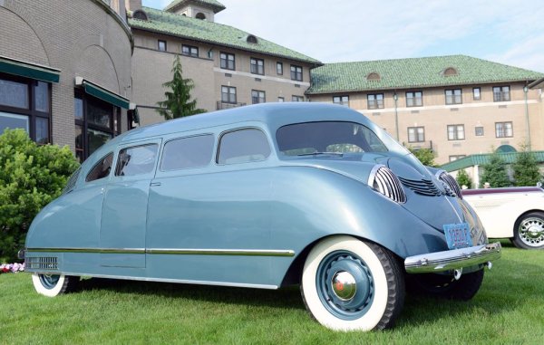 Fiat може да има претенции да бъде производител на първия масово произвеждан MPV, но американският Stout вероятно е стигнал до там дори по-рано, макар и с кола, която дори не е направила двуцифрени цифри по отношение на производството. Но само погледнете! Представете си какво въздействие оказа, когато светът го видя за първи път през 1932 г.?

Невероятно аеродинамичен, той се отличава с алуминиево шаси от едно тяло и двигател Ford Flathead V8 отзад, което позволява много място за шестима, но се продава като офис на колела - макар и изключително скъп, и това му свърши работа в търговската мрежа.