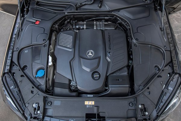 След фейслифта дизеловият V6 3.0 ОМ642 беше заменен с редовия 2.9 ОМ656 (на снимката). При него дефектни в конструкцията не се отчитат - турбините и ангренажната верига изкарват над 200 000 км. Проблем обаче може да се окаже наливането на некачествено гориво, което води до смяна на дюзите.

Ядове може да създаде и горивната помпа, като експертите съветват да се зарежда само на проверени бензиностанции и да не се кара много, когато лампата за нивото на гориво в резервоара светне.