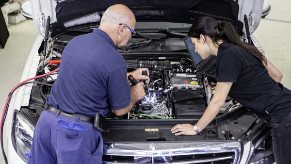 С годините Mercedes-Benz S-Class не губи статуса си, но въпреки забележителния си външен вид и добре почистения салон, изненади винаги са възможни. Затова е добре при огледа на този модел да участва и специалист, който е запознат със спецификата на колите от тази марка (вече има фирми, предлагащи подобна услуга).

Най-важното обаче е, самият кандидат-купувач да има ясна представа за колата, която ще купи. Понякога привеждането на автомобила в нормално състояние може да струва колосална сума. Затова и често трябва да се избира между отказа от предложения екземпляр или от перфекционизма на купувача.