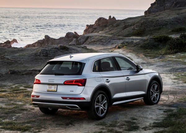 При този модел претенции към качеството на интериора и ергономията на седалките почни няма. Мястото на втория ред седалки при Q5 обаче е по-малко дори от това на X3, което мнозина считат за тясно. Обемът на багажника при двата модела е еднакъв - 550 литра.

Пневматичното оказване е сочено като предимство за автомобила на Audi, тъй като предлага комфорт при пътуване и с лекота се справя с неравностите на пътя. То позволява и увеличаване на пътния просвет до 211 мм (при BMW X3 той е 204 мм), като това улеснява товаренето на багаж