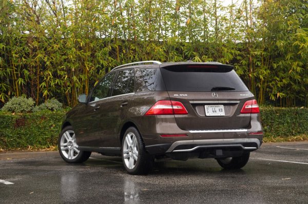 Разбира се, динамиката на M-Class в 249 к.с. е по-слаба от тази на Audi Q5 и BMW X5, но все пак този модел тежи с 200 кг повече. Разходът на гориво също не е никак малък, но пък ML предлага повече простор в салони и по-голям багажник - 690 литра.

Няма как обаче да се скрие възрастта на автомобила. И като екстериор, и като интериор, и като качество на материалите, моделът на Mercedes отстъпва на Audi и BMW. Още повече, че този модел е правен за пазара в САЩ, където клиентите не са толкова придирчиви колкото европейците.