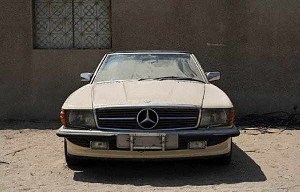 Изоставени по улиците на Дубай автомобили 