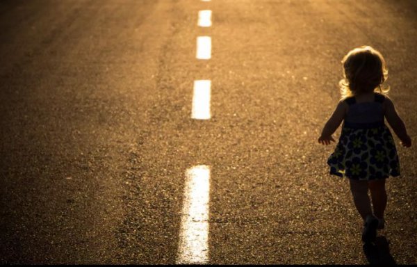 Това е първият и основен тип пешеходци, който представлява потенциална опасност. Защото точно децата? Причината е, че техните действия са напълно непредсказуеми, особено ако родителите им не са наблизо. Заради липсата на инстинкт за самосъхранение, детето просто не осъзнава, че някои предмети може да му навредят. 

Освен това, то не може да прогнозира събитие, което предстои да се случи и не разбира, например, че колата на пътя няма да спре веднага. Затова, когато сте близо до училища или детски площадки, дръжте крака си на педала на спирачката, за да можете да реагирате веднага.