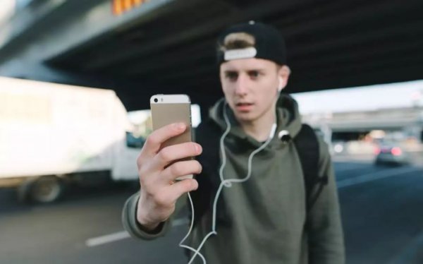 Те не са толкова опасни колкото децата в предучилищна или начална училищна възраст, но също могат да направят нещо много опасно. Много от тинейджърите, например, носят слушалки непрекъснато. В това няма нищо лошо, но при пресичане, особено ако то е внезапно, музиката може да заглуши шума от приближаващия автомобил.

Същото се отнася и за тези, които вървят, без да се оглеждат, тъй като са изцяло погълнати от екрана на смартфона си. Други пък искат да се изфукат пред връстниците си, като решават, че пресичането на червен сигнал на светофара е отлична идея. А тя може да струва дори живота им.