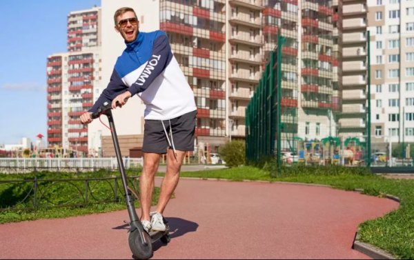 Доскоро такъв проблем нямаше, но в последно време електрическите тротинетки буквално заляха улиците на големите градове. А техните водачи се превърнаха в опасност не само за самите тях, но и за останалите, като ги карат както на пътя, така и по тротоарите, пешеходните зони и пътеки. Затова и изниква въпросът &ndash; те истински пешеходци ли са?

В правилника за движение все още няма такова нещо като &bdquo;електрическа тротинетка&ldquo;, така че то не стича за превозно средство. Съответно, водачът му трябва да спазва правилата за пешеходци, тоест да се движи по тротоари и пешеходни пътеки (и велосипедни алеи, както е в правилата за движение). И при инцидент, този водач се брои за пешеходец, въпреки че често се озовава на пътя.