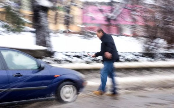 С пияните хора има някои проблеми. Първият е тях е, че за да могат да стигнат по-бързо до мястото, на което ще си допият, те са готови да нарушат всички правила и така рискуват живота си, пресичайки на неправилното място. Вторият е глупавият героизъм, която често е съчетан с нарушена координация. Под &bdquo;героизъм&ldquo; те имат предвид пресичане на червено или друг подобен &bdquo;подвиг&ldquo;.

Ако обаче краката вече не поддържат горната част на торса, паданията, залитанията и неочаквани пируети създават опасна ситуация. Затова, когато видите пиян пешеходец, винаги е по-добре да намалите скоростта и да го оставите да мине, защото не е ясно как може да реагира той. Това се отнася и за употребилите наркотици, които може дори да бъдат по-опасни.