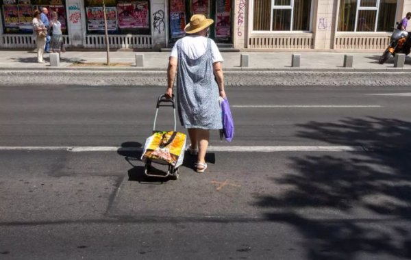 Възрастните хора също невинаги могат да оценят правилно ситуацията. Например, те могат да пресекат на червен светофар, само защото просто не са го забелязали. Или започват да пресичат пътя на грешното място, защото най-близката пешеходна пътека, подлез или надлез са далеч от мястото, на което отиват.

Освен това, в случай на опасна ситуация, не може да се разчита на тяхната пъргавина и сръчност, което е нормално с оглед на възрастта им. Затова и трябва да бъдете особено внимателни, ако забележите възрастен човек, който се опитва да пресече.