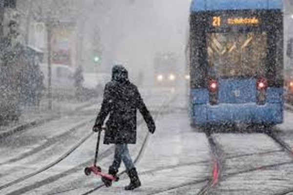 Шофьорите в Германия трябва да са подготвени със зимни гуми или т.нар. всесезонни гуми, които да са поставени и на четирите колела. Техните грайфери трябва да са поне 1,6 мм дълбочина. При положение, че метеорологичните условия са по-меки от обикновено, може да останете и с летни гуми. Много е важно да се знае, че гуми с шипове, които могат да нарушат настилката, не са позволени.
