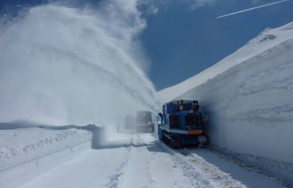 Между 1 ноември и 15 април колите трябва да са оборудвани със зимни гуми, когато природните условия го изискват. Тези гуми трябва да са на четирите колела, когато пътищата са покрити със сняг или лед, като грайферите им трябва да са не по-малко от 4 мм дълбоки. Гуми с шипове могат да се ползват между 1 октомври и 31 май. Шиповете трябва да прилягат плътно и да не увреждат пътната настилка.
Важно е да знаете, че има ограничение в скоростта на движение на колите с гуми с шипове (80 км/ч в извънградско и 100 км/ч по магистралата), като превозното средство трябва да е &bdquo;маркирано&rdquo; със знак за такива гуми.