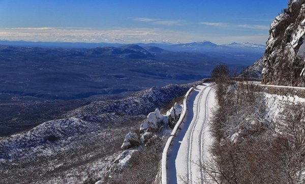Зимните гуми са задължителни при зимни условия &ndash; т.е. ако пътят е покрит със сняг или лед. Колите с маса до 3,5 тона трябва да са оборудвани с 4 зимни гуми или 4 летни гуми с грайфер минимум от 4 мм, както и вериги за сняг в багажника. В такива случаи е забранено шофирането на товарни коли с ремаркета.
