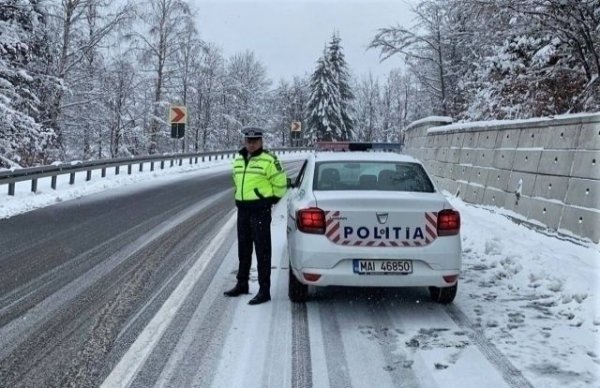 Зимните гуми са задължителни по пътища, покрити със сняг, лед или поледица. Тези гуми се поставят на всички колела. Трябва да имат поне 1,6 мм грайфер.
