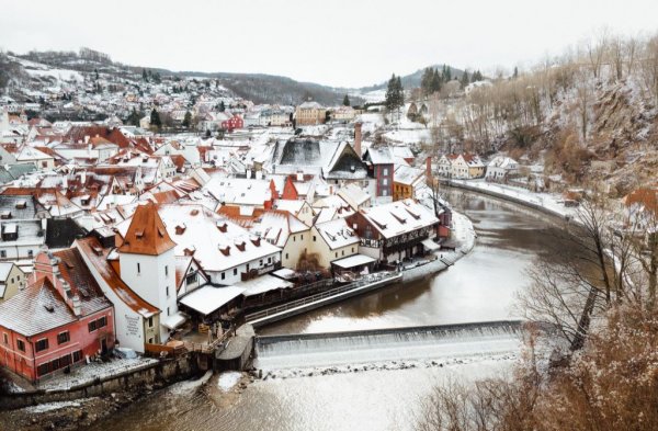 От 1 ноември до 31 март автомобилите трябва да са снабдени със зимни гуми, ако по пътя има значително количество сняг или лед. Тези гуми трябва да са поне с 4 мм грайфер. Гуми с шипове не са разрешени.

