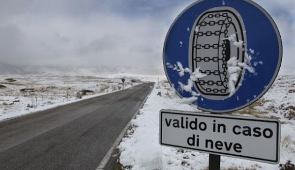 Има държави, където зимните гуми са задължителни само на определени пътища, като на тях е поставен специален знак. Такива страни са Франция, Испания, Италия. Там обаче може да минете и ако имате вериги.
В Полша пък не се изисква използването на зимни гуми, но силно се препоръчва употребата им или на т.нар. всесезонни гуми през зимата при по-тежки природни условия. Веригите са разрешени, в определени места са задължителни, като в тези райони на пътищата са поставени специални знаци.
