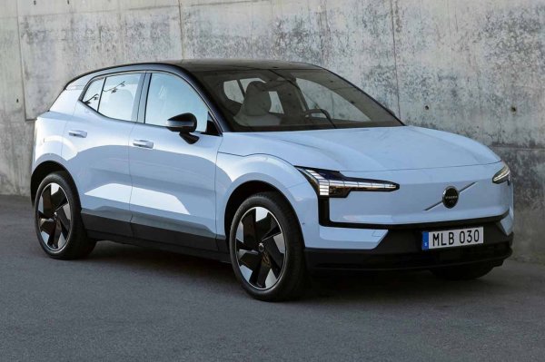 Volvo EX30 е един от най-добрите електрически автомобили на 2025 година благодарение на отличното си съотношение цена-качество. Цената му не е най-ниската, но спрямо това, което предлага, може да сте сигурни, че наистина се справя отлично.

Той е и в списъка с най-безопасните автомобили. Моделът може да се похвали с 88% за защита на възрастни пътници, 85% за деца, 79% за пешеходци и 80% за системи за безопасност.
