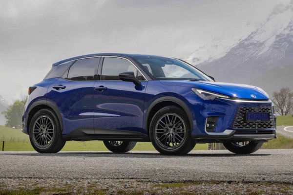 Lexus LBX е компактен SUV и въпреки че споделя много елементи с братовчед си Toyota Yaris Cross , този японски автомобил успява да се открои от него и всички свои конкуренти по отношение на безопасността.

Оценките му за защита на възрастни и деца са съответно 82% и 83%. Автомобилът е постигнал и 79% за защита на пешеходците и 76% за системи за безопасност.
