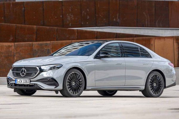 Завършваме списъка с най-безопасните автомобили за 2025 година според Euro NCAP с перлата в короната - Mercedes E-Class. Луксозен немски седан, който перфектно въплъщава концепцията за премиум автомобил.

Както се очаква, моделът е и еталон по отношение на безопасността. Резултатът от 92% за защита на възрастни пътници и 90% за деца го гарантират. Има обаче и 84% резултат за защита на пешеходците и 87%за системи за безопасност.