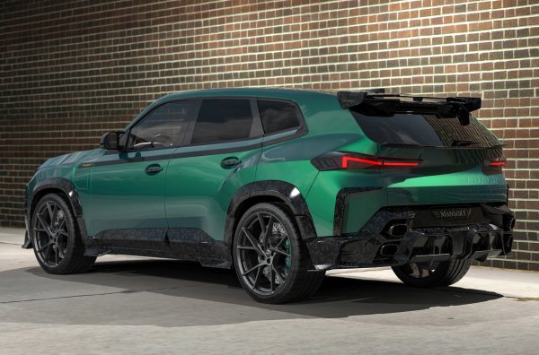 Елементите, изработени от въглеродни влакна, правят външния вид на автомобила по-брутален и подобряват аеродинамиката. Освен това се появиха нови дискове.
