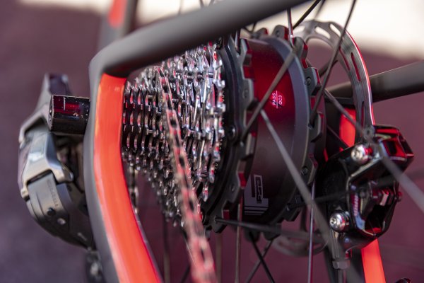 Електрическият мотор FSA HM 1.0 с мощност 250 Wh, разположен в задната главина, осигурява 42 Nm въртящ момент и достига максимална скорост от 25 км/ч. Fsa батерията (250 Wh), разположена в хоризонталната тръба, може да се комбинира с 250 Wh разширител на обхвата. Устройството 250 Wh FSA HM 1.0 е оборудвано с пет нива на помощ , избираеми чрез бутон, разположен в предната част на хоризонталната тръба. 

Карбонови джанти Vision AGX30 са комбинирани с гуми Vittora Corsa N.EXT 34x662. Електронният път Borgo Panigale е оборудван с 12-скоростна група Sram Rival Axs с 48/35 колянов вал и 12-30 зъбни колела. Хидравличното спирачно отделение разполага с дискове с диаметър 160 мм отпред и отзад.
