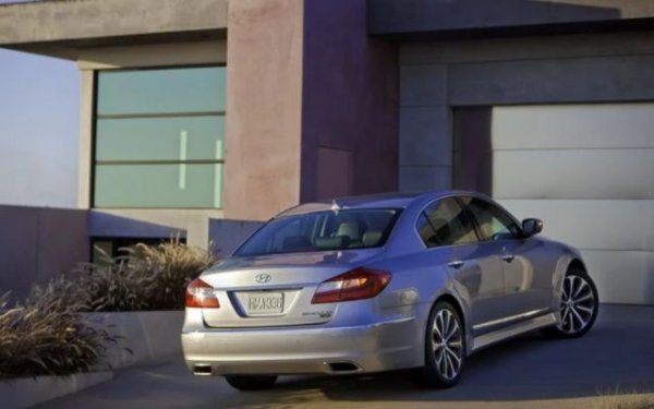 През 2012 година седанът беше обновен, като получи най-мощната си версия 5.0 R-Spec, която трябваше да покаже способностите на марката. Под капака е поставен двигател 5.0 L "Tau" V8 с мощност 429 к.с., освен това са направени много подобрения в управлението и оборудването. Най-впечатляващ обаче си остава "спринтът" от 0 до 100 км/ч, който отнема 4,9 секунди, като това е отлично постижение за 2010 година.