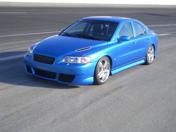 Известен предимно с интелигентните си и безопасни превозни средства, Volvo определено не е сред първите марки, когато става дума за производителност, но това не означава, че в историята на компанията няма бързи и мощни автомобили. Независимо от това, че повечето от тях изглеждат доста кротки.