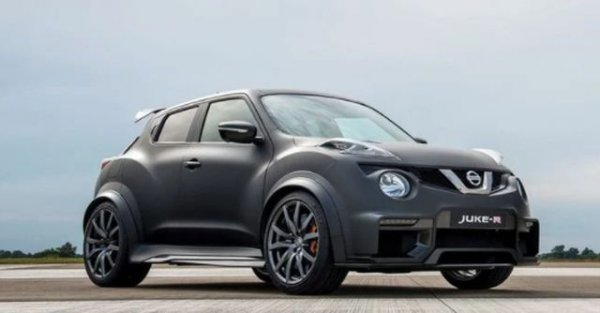 Какво се случва, когато смесите най-грозния кросоувър на Nissan с най-бързата му суперкола? Получавате абсолютно нелепата и шокиращо бърза машина, която се казва Juke R. Тя беше създадена като концепция през 2011 г., като поучи двигател с мощност 545 к.с., трансмисия и скоростна кутия от суперколата GTR.