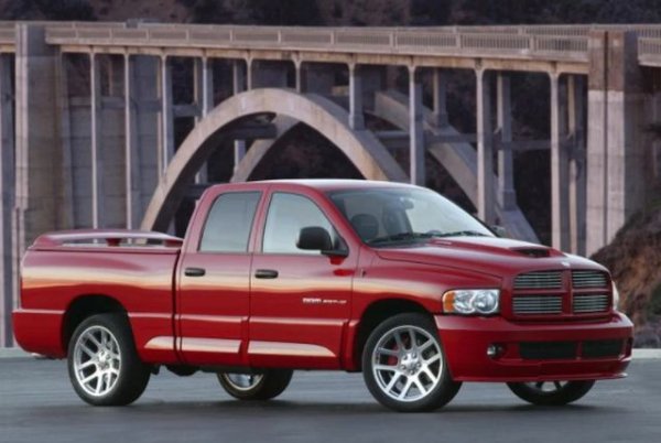 Известен като "Viper Truck", пикапът Dodge Ram SRT-10 беше един от най-лошите товарни автомобили, които можете да си купите, тъй като той предлага много детайли, както и сърцето на чудовищната спортна кола на Dodge - Viper.