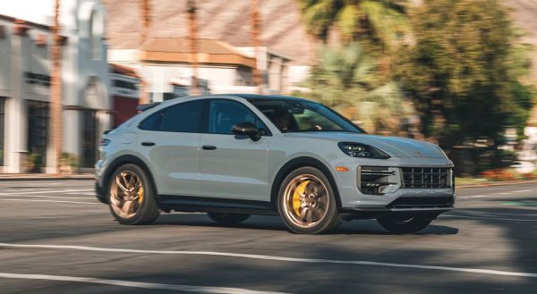 В повечето европейски страни Топ 10 на най-продаваните премиум модели съдържа само компактни модели. Но България не е "повечето европейски страни" - у нас дори Porsche Cayenne намира място в десетката, и то с уверените 66% ръст на годишна база. 19 от регистрациите са на Cayenne E-Hybrid, и още 12 - на Turbo E-Hybrid. 
