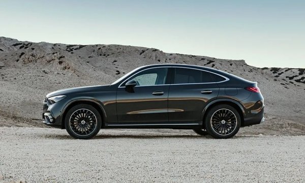 В миналото GLC е стигал и до първото място в тази класация, но в наши дни просто не е достатъчно скъп, за да го задържи. Ръстът спрямо миналата година е 30 на сто. Донякъде изненадващо, интересът към дизеловите версии се е стопил, най-популярните варианти са бензиновите 200 4Matic (14) и 300 4Matic (13). 

