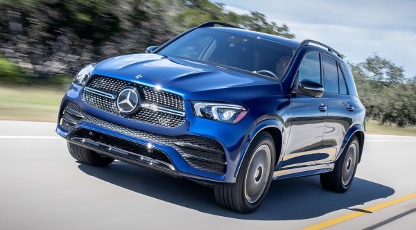 В последните години GLE почти неизменно е най-продаваният премиум автомобил в България - донякъде и защото тук се включват както SUV, така и купе версиите, докато при BMW разглеждаме X5 и X6 като отделни модели. Но и в противен случай баварците пак щяха да изостават с 5 бройки. Ръстът при GLE е почти 52 на сто на годишна база. Най-популярното задвижване тук е AMG GLE 53 - общо 27 бройки, пред 450D - 23. 
