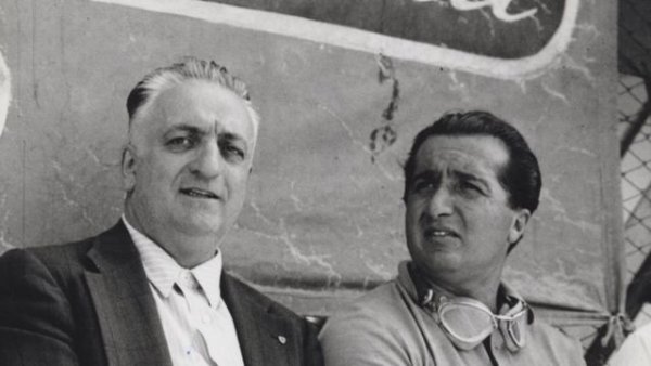 Ферари често е обвиняван, че е тиранин, който оказва психологически натиск върху пилотите си и ги тласка към гибел. През 50-те и 60-те години цели седем от асовете му - Аскари, Кастелоти, де Портаго, Мусо, Колинс, фон Трипс и Бандини - загиват по пистите, и в. "Осерваторе Романо" го оприличава на бога Сатурн, който ядял децата си. Стърлинг Мос, също пилот на Ferrari, настоява обаче, че нито една от тези трагедии не е предизвикана от механична повреда в автомобилите. На снимката Енцо е с Алберто Аскари, първия велик пилот в историята на Scuderia Ferrari

