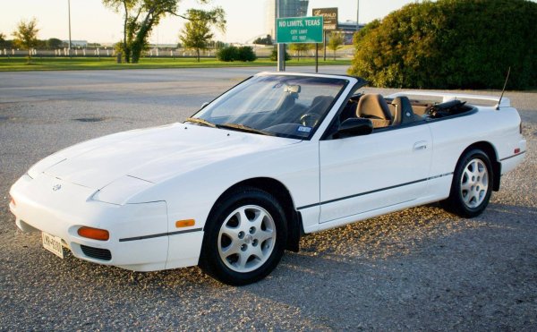 Купето Nissan 240SX получи високи оценки за отличното си управление и поведение на пътя, но кабриолетът загуби твърдостта на каросерията и добави допълнително тегло, което значително влошава характеристиките му.
