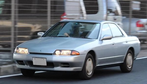 Този Skyline беше истинско разочарование за феновете. Той не само загуби турбокомпресора и задвижването на всички колела, но беше оборудван и със слаб двигател с мощност 90 конски сили.
