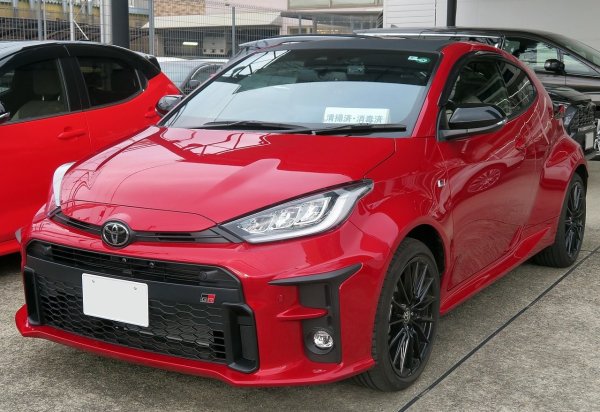 Докато глобалната версия на GR Yaris спечели сърцата, японската версия с предно задвижване и слаб двигател от 118 к.с. изобщо не впечатлява.
