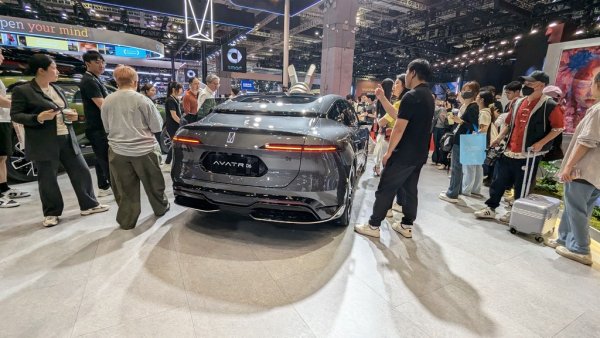 06 e четвъртият й модел, за когото Шанхай бе официална премиера. Има две чисто електрически версии и една с добавен бензинов мотор като удължител на пробега. 