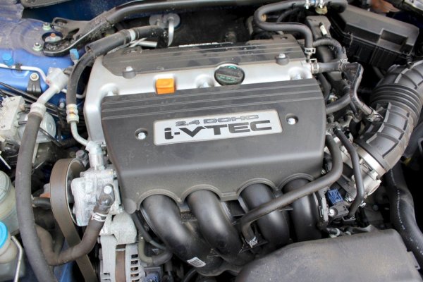 Други дълголетни двигатели се поставят на седмото поколение Honda Accord, което се произвежда до 2008 г. Този модел също се среща сравнително често на пазара на употребявани автомобили, като е добре оборудван. Седанът разполага с ESP, ABS, шест въздушни възглавници, климатроник, ксенонови фарове и други опции. 