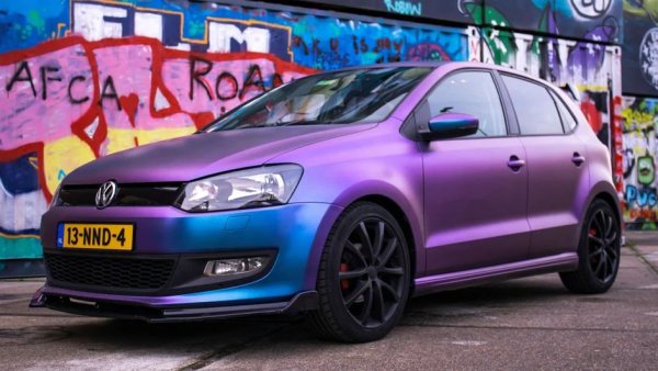 Те са едни от най-вълнуващите. Създават ефект на промяна на цвета в зависимост от ъгъла на гледане и източника на светлина. Покритието съдържа специални пигменти, които отразяват светлината и преливат в нюанси – от синьо и зелено до червено и лилаво. Този ефект придава мистерия и динамика на автомобила, дори когато не се движи.

Тези покрития изискват сложна технология за нанасяне и най-често се срещат при спортни и луксозни автомобили. Срещат се върху персонализирани Lamborghini Huracán, McLaren 720S и дори на някои модели BMW, които се произвеждат в ограничени издания.
