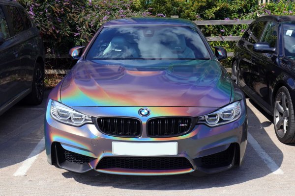 Те са иновативна разработка, която извежда боята тип хамелеон на следващото ниво. Тези покрития създават триизмерни ефекти, напомнящи преливащ блясък на оптични дискове или сапунени мехурчета. Благодарение на това покритие колата изглежда като блестящ обект от фантастиката.

Базиран е на холографски микрочастици, които създават тази уникална игра на цветове и акценти. Bentley Continental GT и Dodge Charger от персонализирани студиа понякога получават подобни холографски покрития, за да се открояват от другите автомобили.
