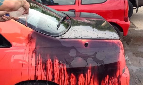 Термохромните покрития са магия в света на автомобилите. Такива бои могат да променят цвета си в зависимост от температурата на повърхността. Например, когато е изложена на гореща вода, каросерията може да промени цвета си от черно на ярко червено или жълто и след това да се върне към първоначалния си нюанс, когато се охлади.

Това невероятно покритие е не само хипнотизиращо, но може и да е практично - да покаже колко колата се е нагорещила. Термохромните покрития се използват главно на изложения и в шоу автомобили. Един от най-известните случаи е Nissan Skyline, който променя цвета си на слънце от наситено синьо до сребристо.
